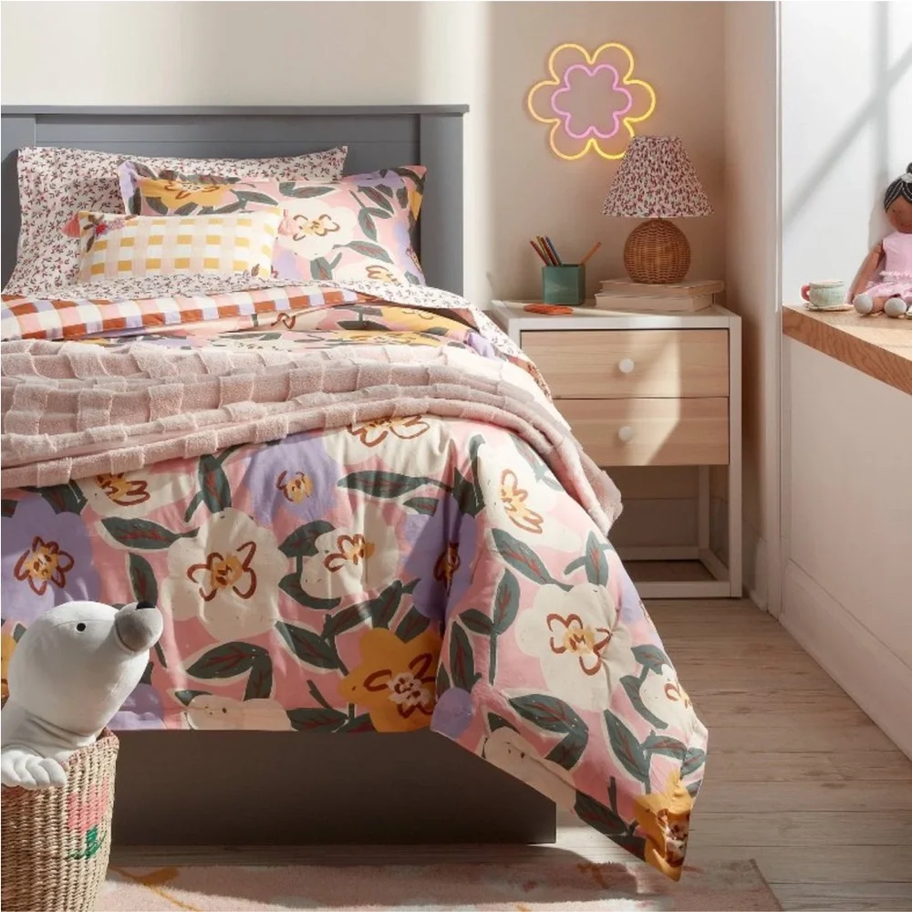 PILLOWFORT NWT flower/plaid reversible kids comforter set -twin